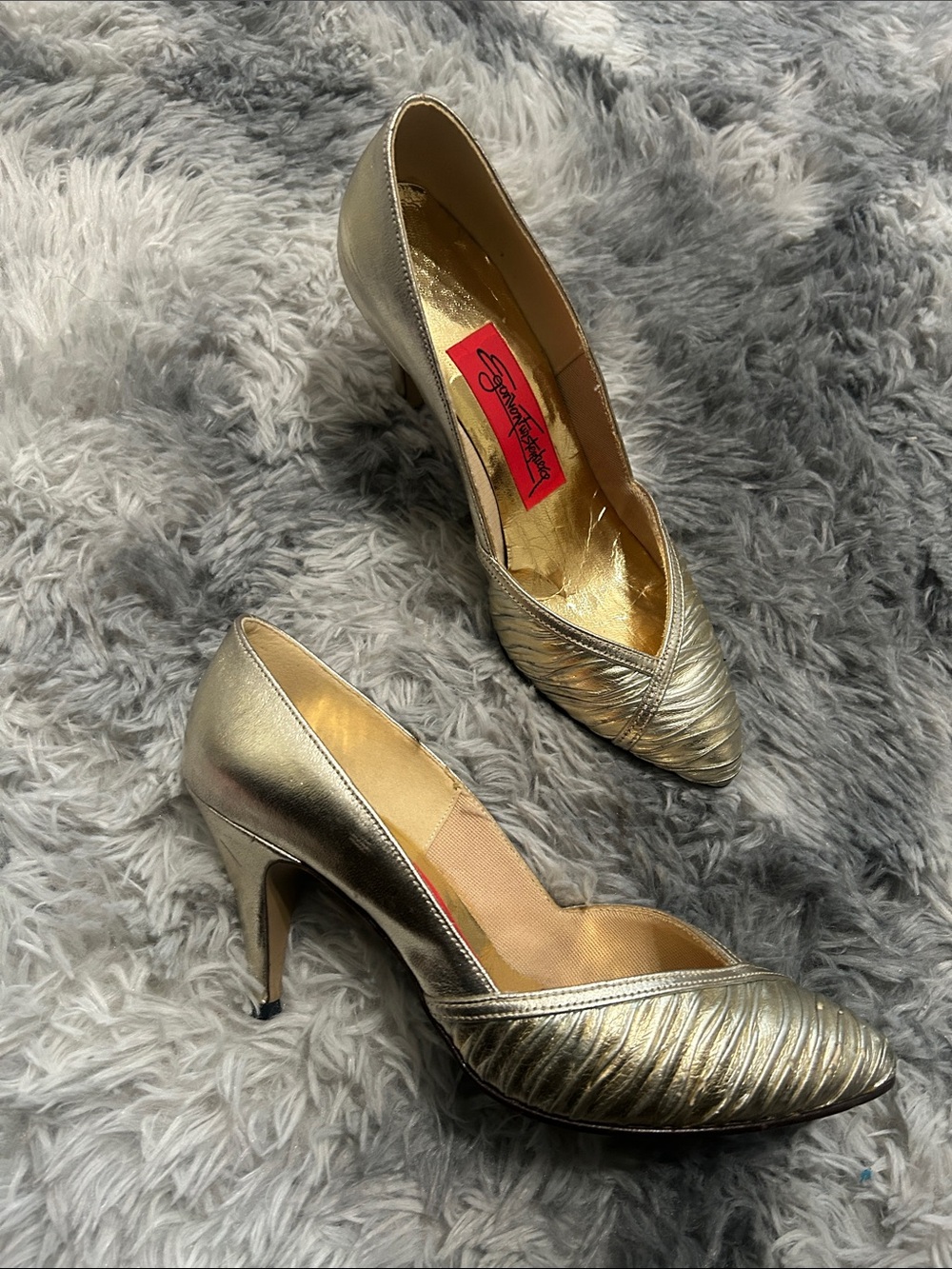 🌟Egon Von Furstenberg Vintage Gold Pointed Toe Pumps